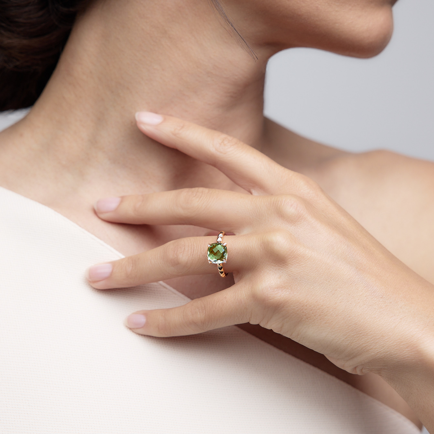 Woman wearing the Oliver Heemeyer Charlie Green Amethyst Ring made of 18k rose gold.