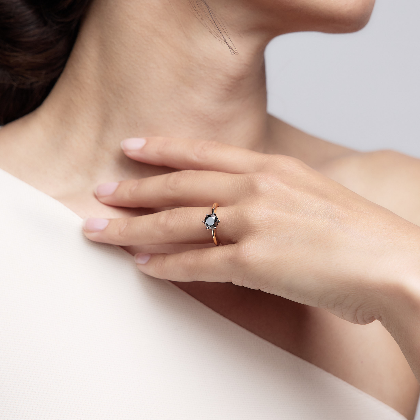 Woman wearing the Oliver Heemeyer 1967® Black Solitaire Diamond Ring made of 18k rose gold.