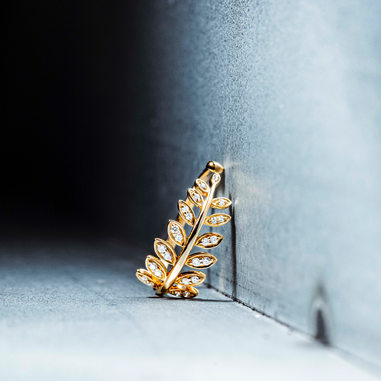 Oliver Heemeyer Acacia diamond ring made of 18k rose gold. Different perspective.