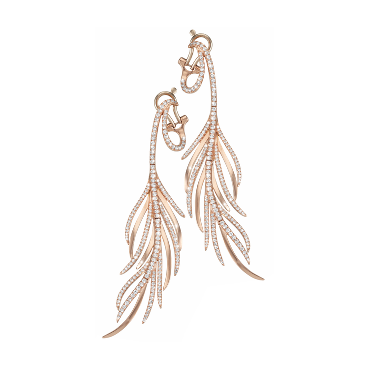 This extraordinary pair of earrings is a true Oliver Heemeyer signature piece. Made of 18K rose gold and adorned with stunning 380 sparkling diamonds.