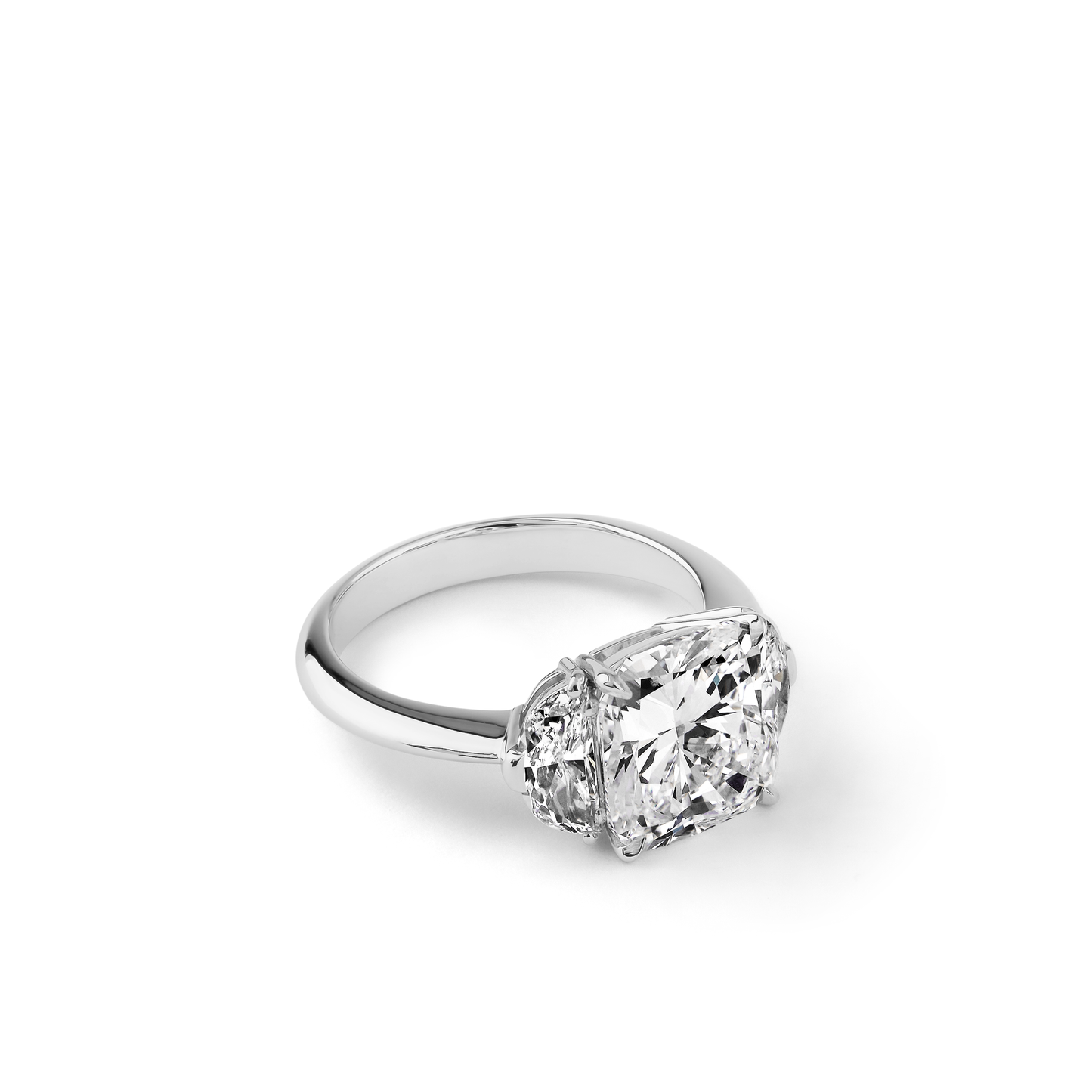 Oliver Heemeyer Bella Diamond Ring made of 18k white gold. Front view. Side view.