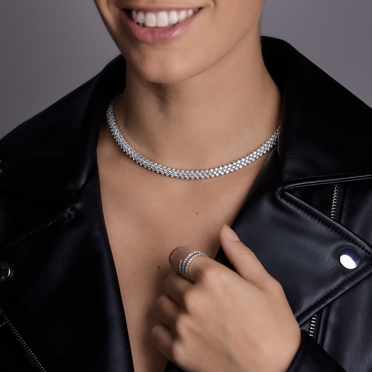 Woman wearing the Oliver Heemeyer Ostuni diamond necklace made of 18k white gold.