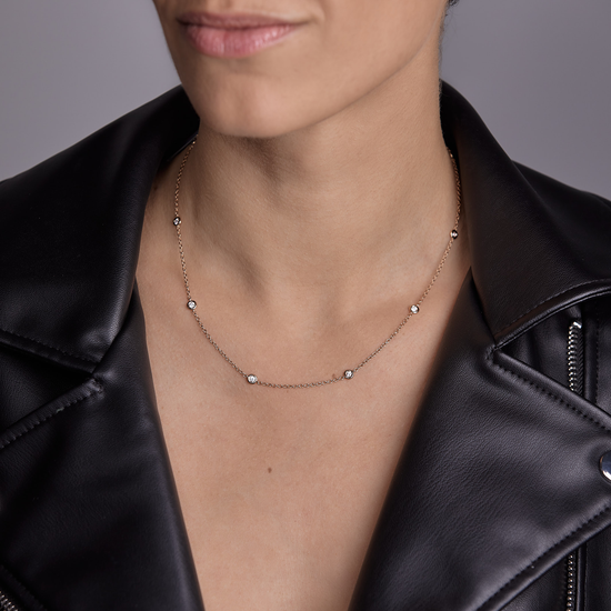 Woman wearing the Oliver Heemeyer starlight diamond necklace 42,0 cm made of 18k rose gold.