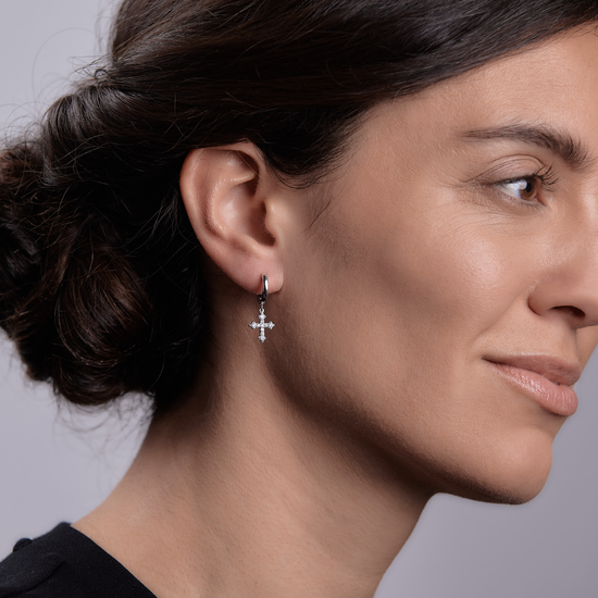 Woman wearing the Oliver Heemeyer Tessa diamond earrings made of 18k white gold.