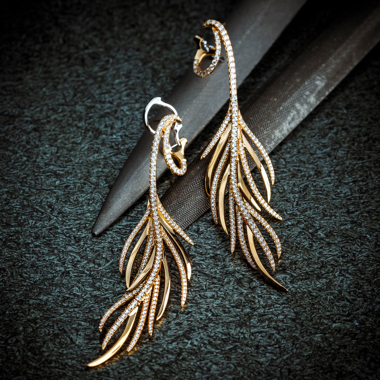 This extraordinary pair of earrings is a true Oliver Heemeyer signature piece. Made of 18K rose gold and adorned with stunning 380 sparkling diamonds.