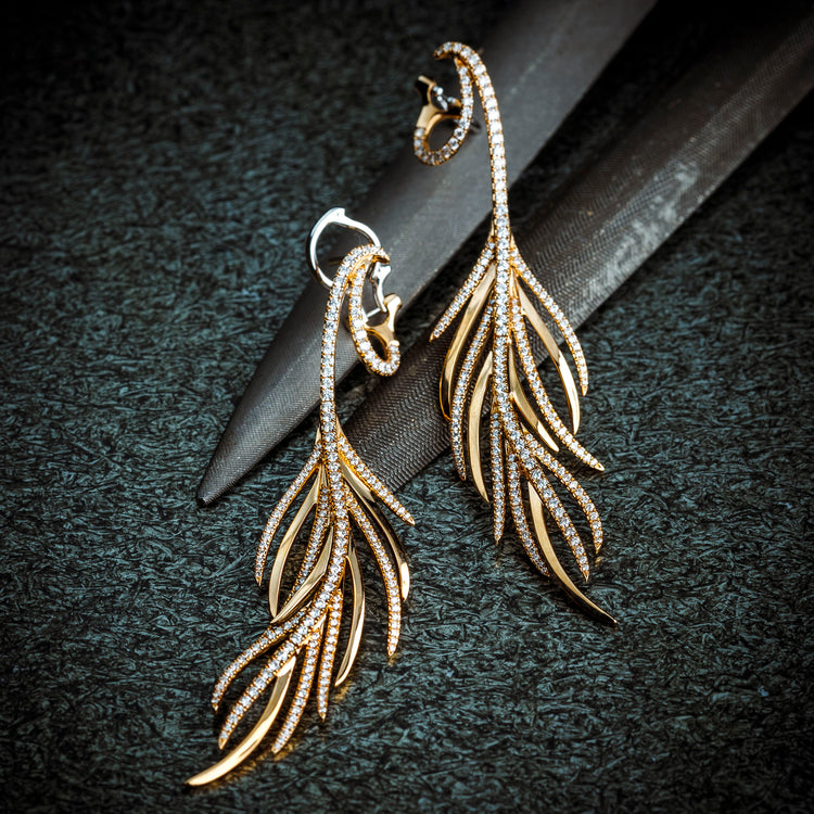 This extraordinary pair of earrings is a true Oliver Heemeyer signature piece. Made of 18K rose gold and adorned with stunning 380 sparkling diamonds. 
