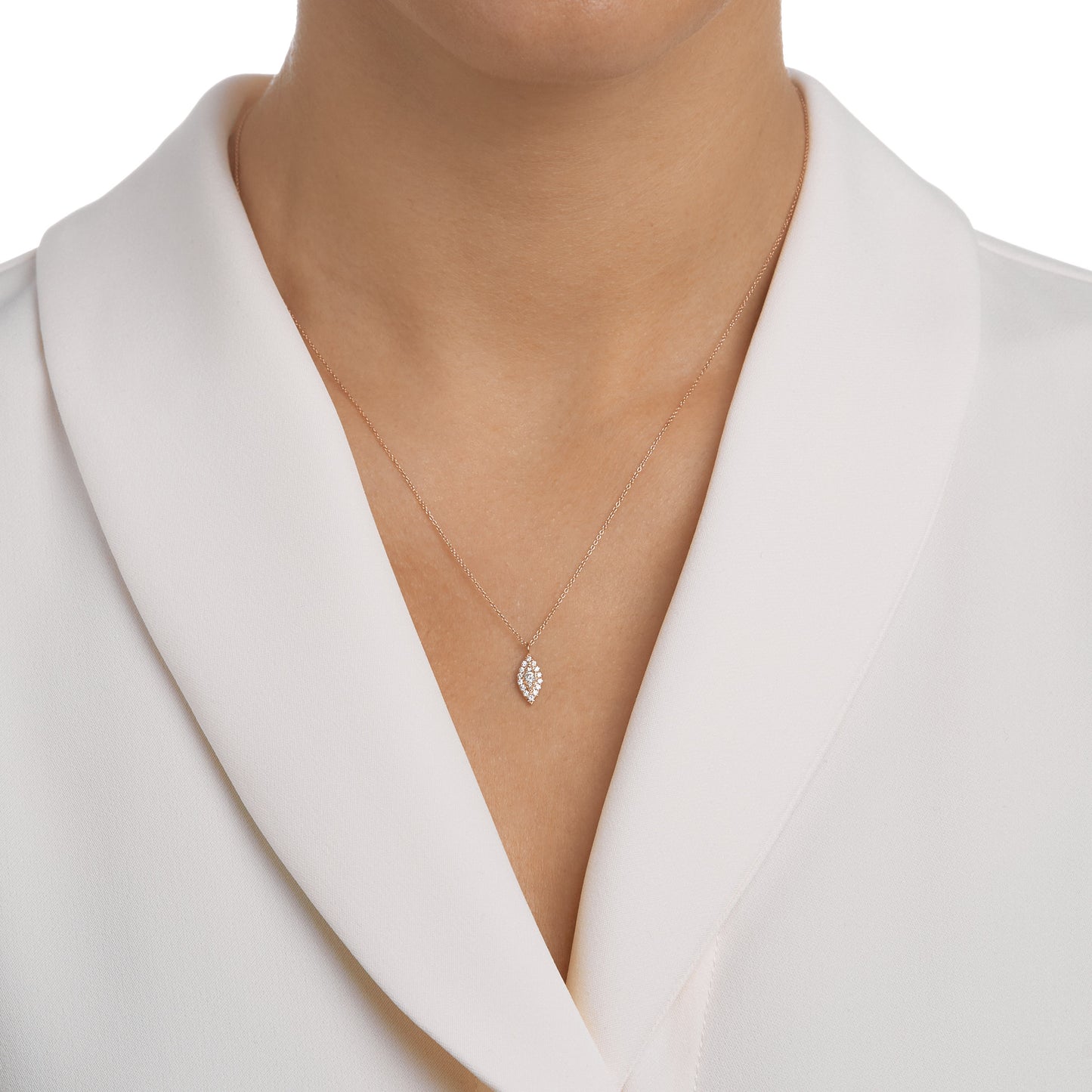 Woman wearing the Oliver Heemeyer Mia diamond necklace.