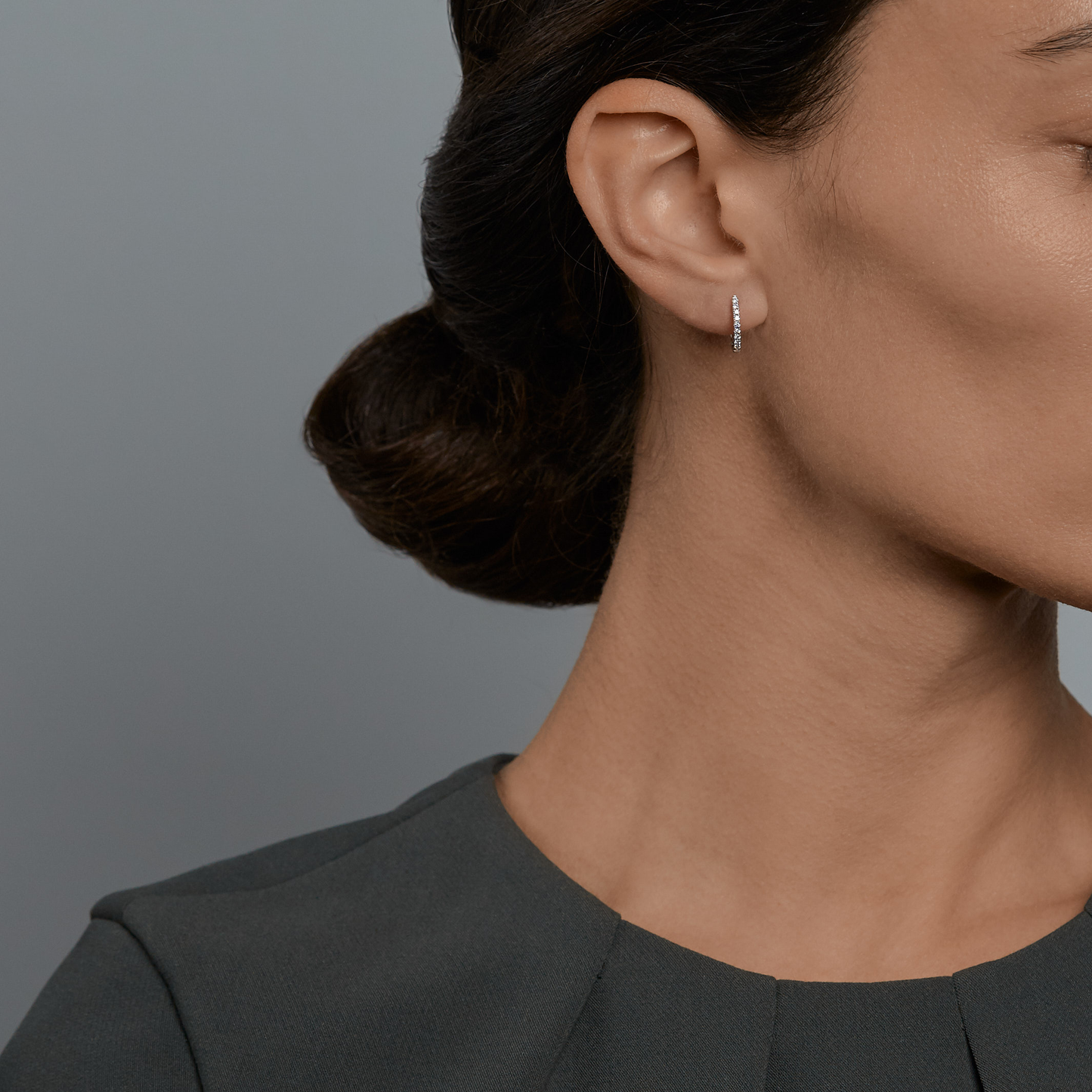 Woman wearing the Oliver Heemeyer Kate Mini Diamond Hoops 13,0 mm.