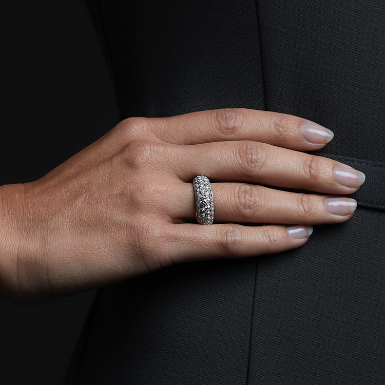 Woman wearing the Oliver Heemeyer Brooklyn diamond ring in 18k white gold. Ring finger perspective. Close up.