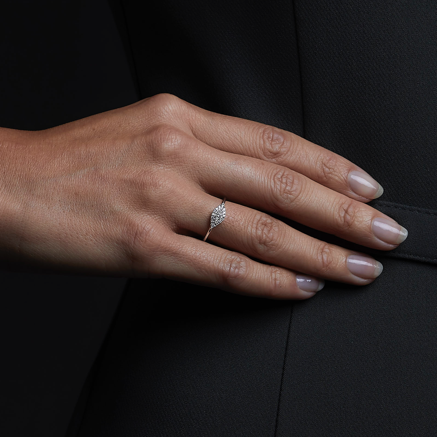 Woman wearing the Oliver Heemeyer Mia diamond ring in 18k white gold. Close up.