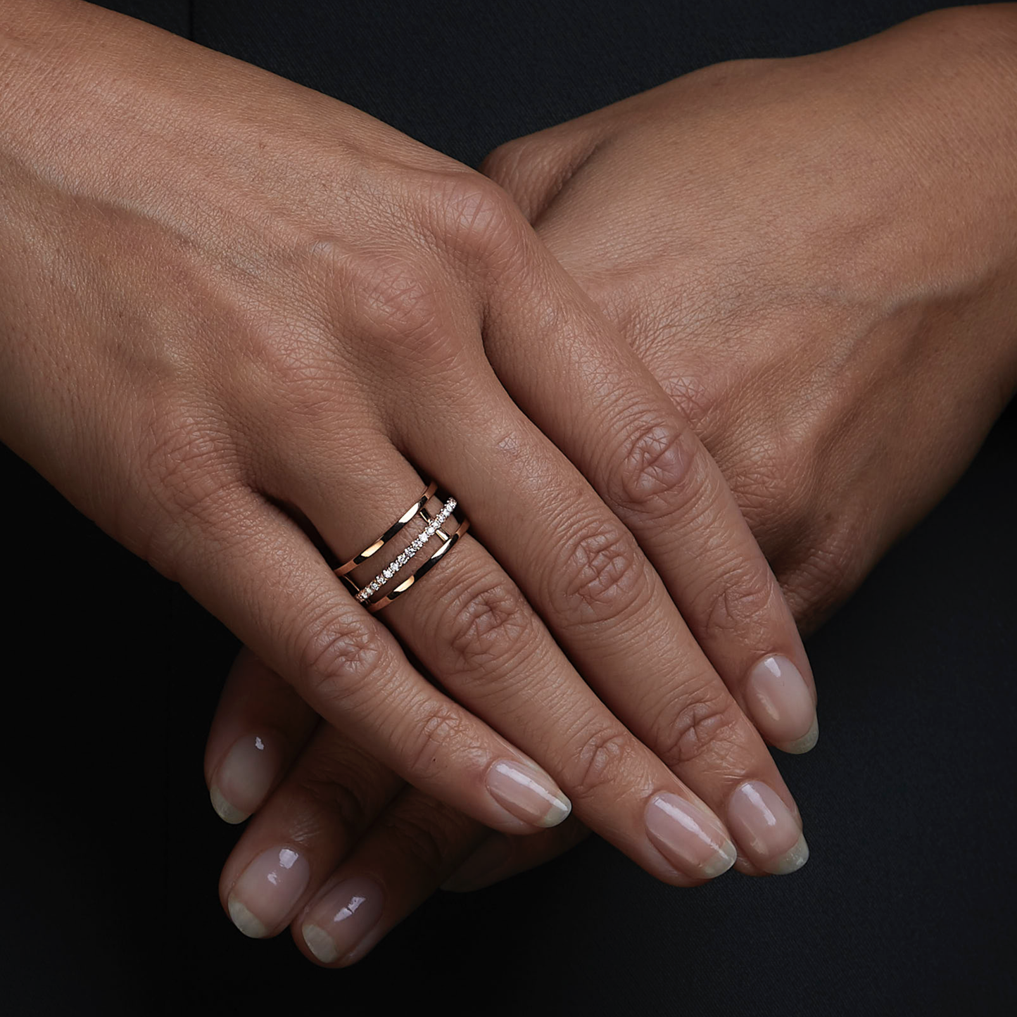 Woman wearing the Oliver Heemeyer Dance diamond ring. Close up.