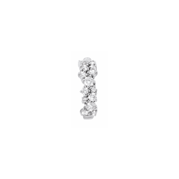 The glamorous 18k white gold princess design is adorned with 18 sparkling diamonds in different sizes. An extraordinary beautiful OH creation, handmade with the highest attention to detail. Front view.