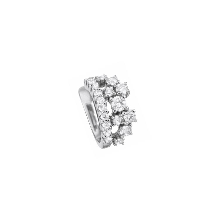 This stunningly beautiful ear cuff shines bright like a little crown. Get yourself a bit of royal feeling with this 18k white gold ear cuff. Carefully handcrafted by our goldsmiths and refined with 40 sparkling diamonds it is an eye catcher which cannot be missed.