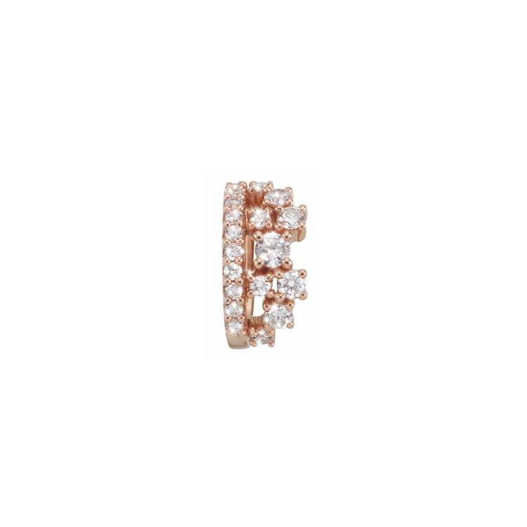 This stunningly beautiful ear cuff shines bright like a little crown. Get yourself a bit of royal feeling with this 18k rose gold ear cuff. Carefully handcrafted by our goldsmiths and refined with 40 sparkling diamonds it is an eye catcher which cannot be missed. Front view.