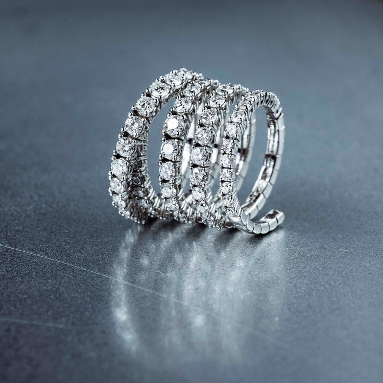 Oliver Heemeyer Spring flexible diamond ring made of 18k white gold. Different perspective no. 2.
