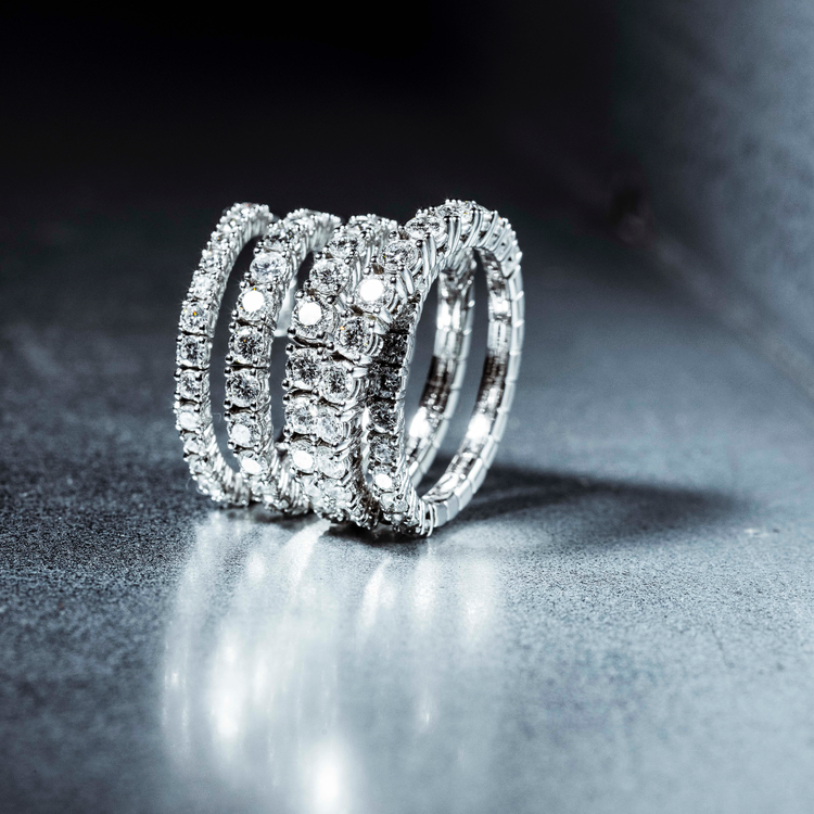 Oliver Heemeyer Spring flexible diamond ring made of 18k white gold. Different perspective.