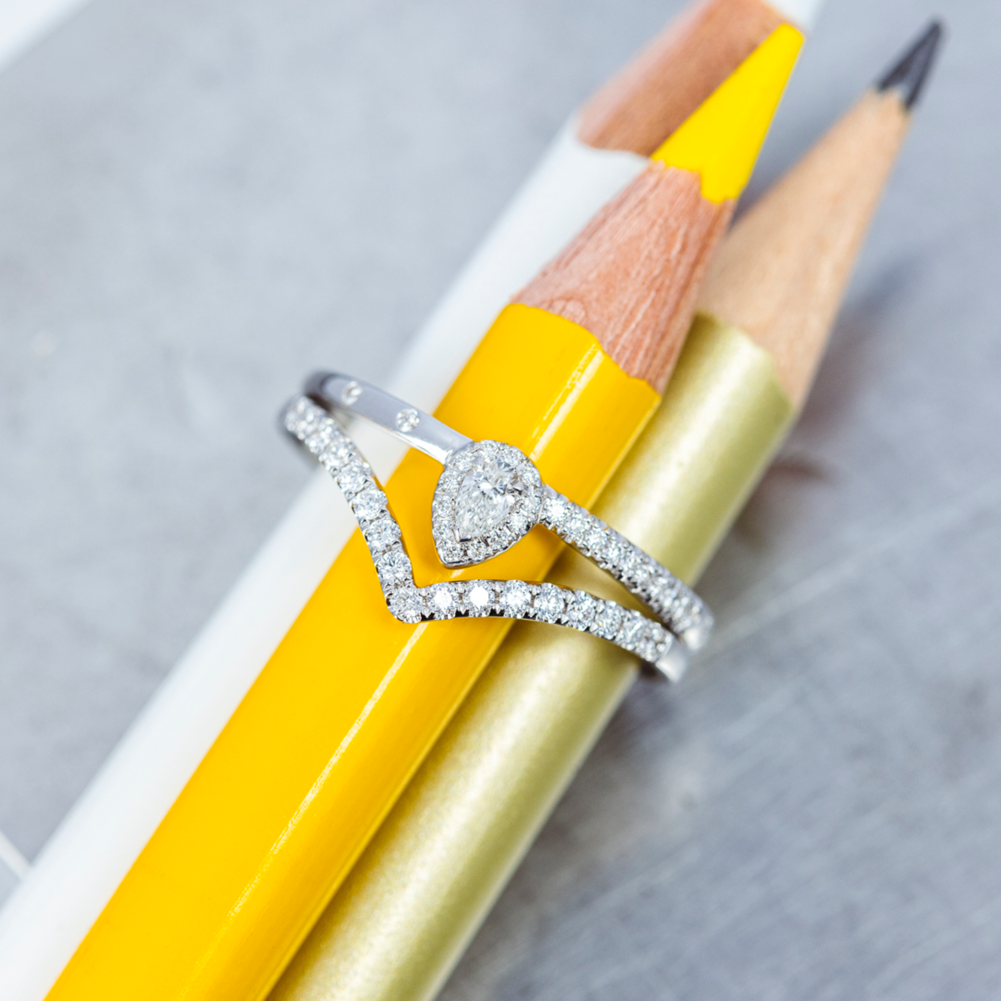 Oliver Heemeyer Victoria Diamond Ring made of 18k white gold. Different perspective 3.