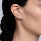 Woman wearing the Oliver Heemeyer Kate Mini Diamond Hoops 11,0 mm.