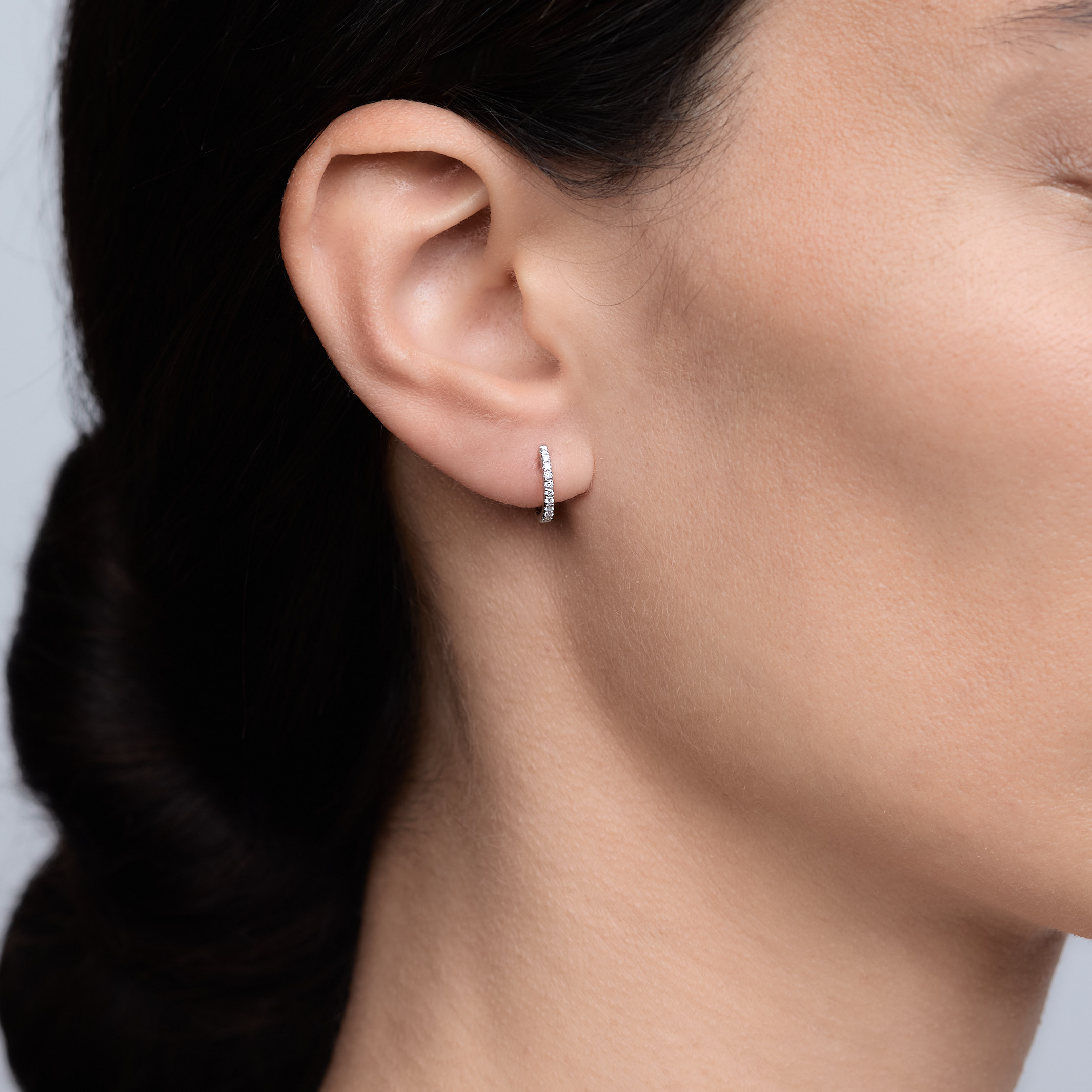 Woman wearing the Oliver Heemeyer Kate Mini Diamond Hoops 11,0 mm.