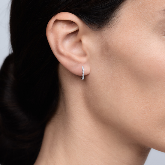 Woman wearing the Oliver Heemeyer Kate Mini Diamond Hoops 13,0 mm.