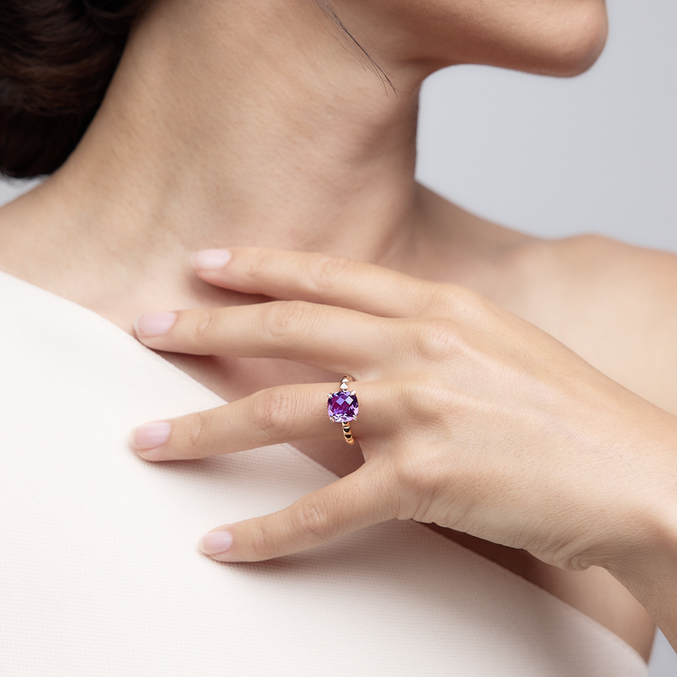 Woman wearing the Oliver Heemeyer Charlie Amethyst Ring made of 18k rose gold.