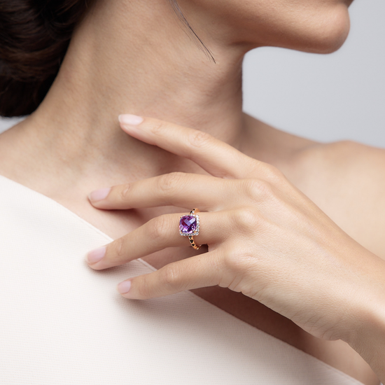 Woman wearing the Oliver Heemeyer Charlie Amethyst Ring Fancy made of 18k rose gold.