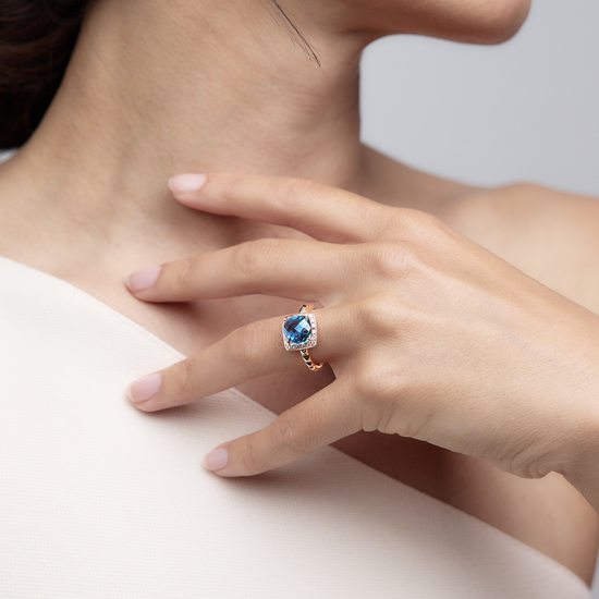 Woman wearing the Oliver Heemeyer Charlie London Blue Topaz Ring Fancy made of 18k rose gold.