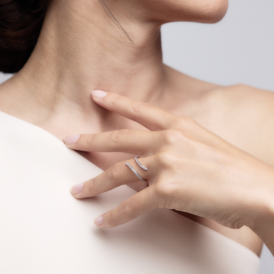 Woman wearing the Oliver Heemeyer Curl Diamond Ring made of 18k white gold.