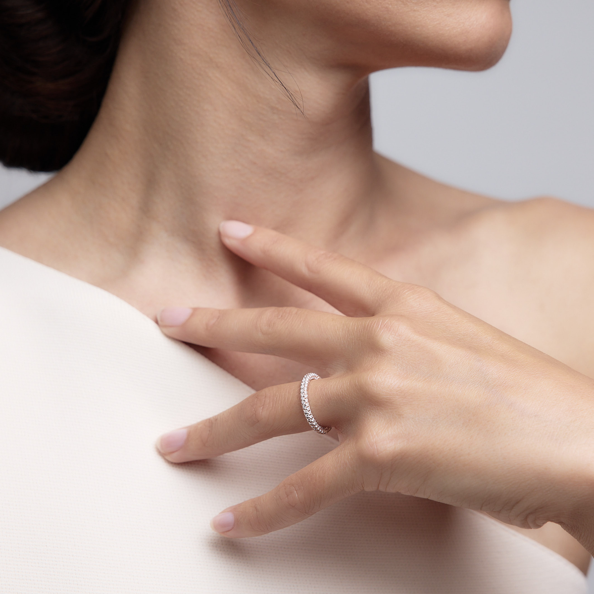 Woman wearing the Oliver Heemeyer Gravity Diamond Ring made of 18k rose gold.