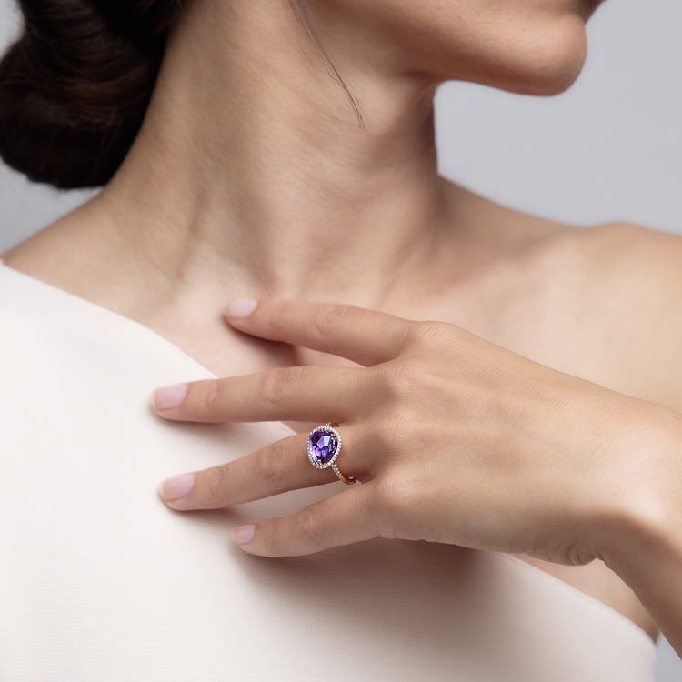 Woman wearing the Oliver Heemeyer Jamie Amethyst Ring made of 18k rose gold.
