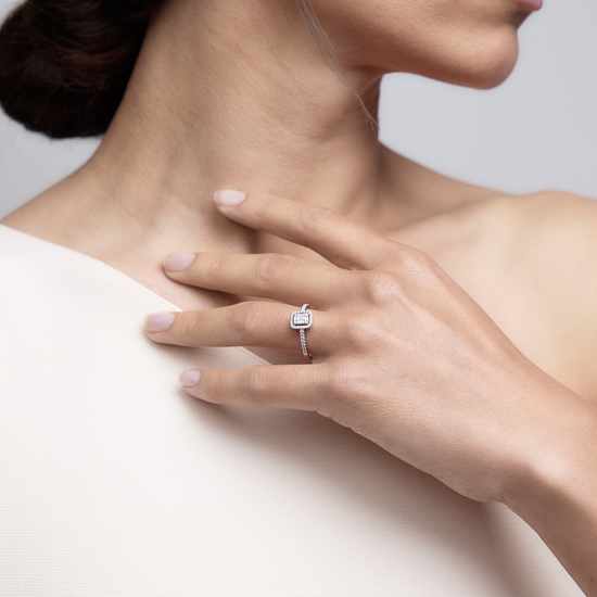 Woman wearing the Oliver Heemeyer Carrie diamond ring fancy edition in 18k white gold.