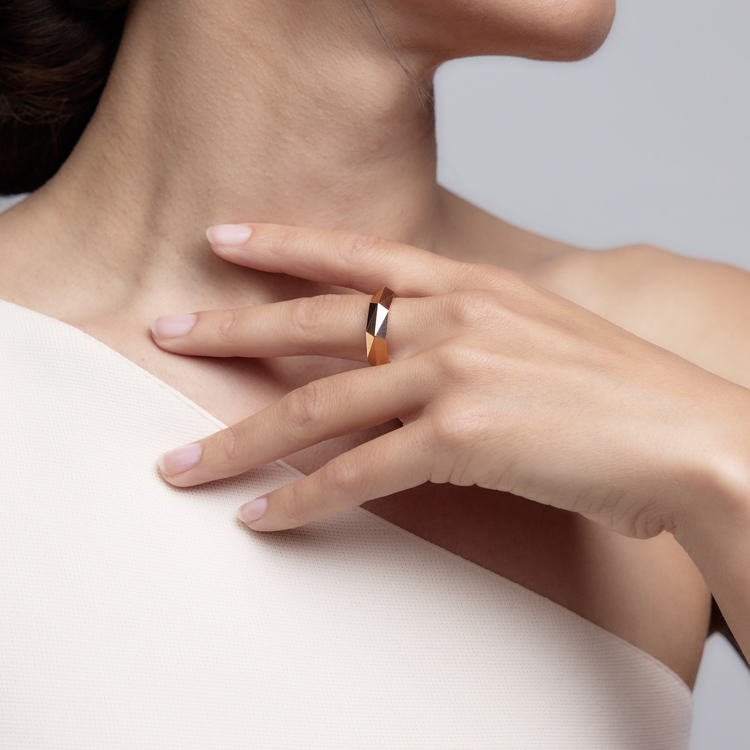 Woman wearing the Oliver Heemeyer Rock gold ring made of 18k rose gold.