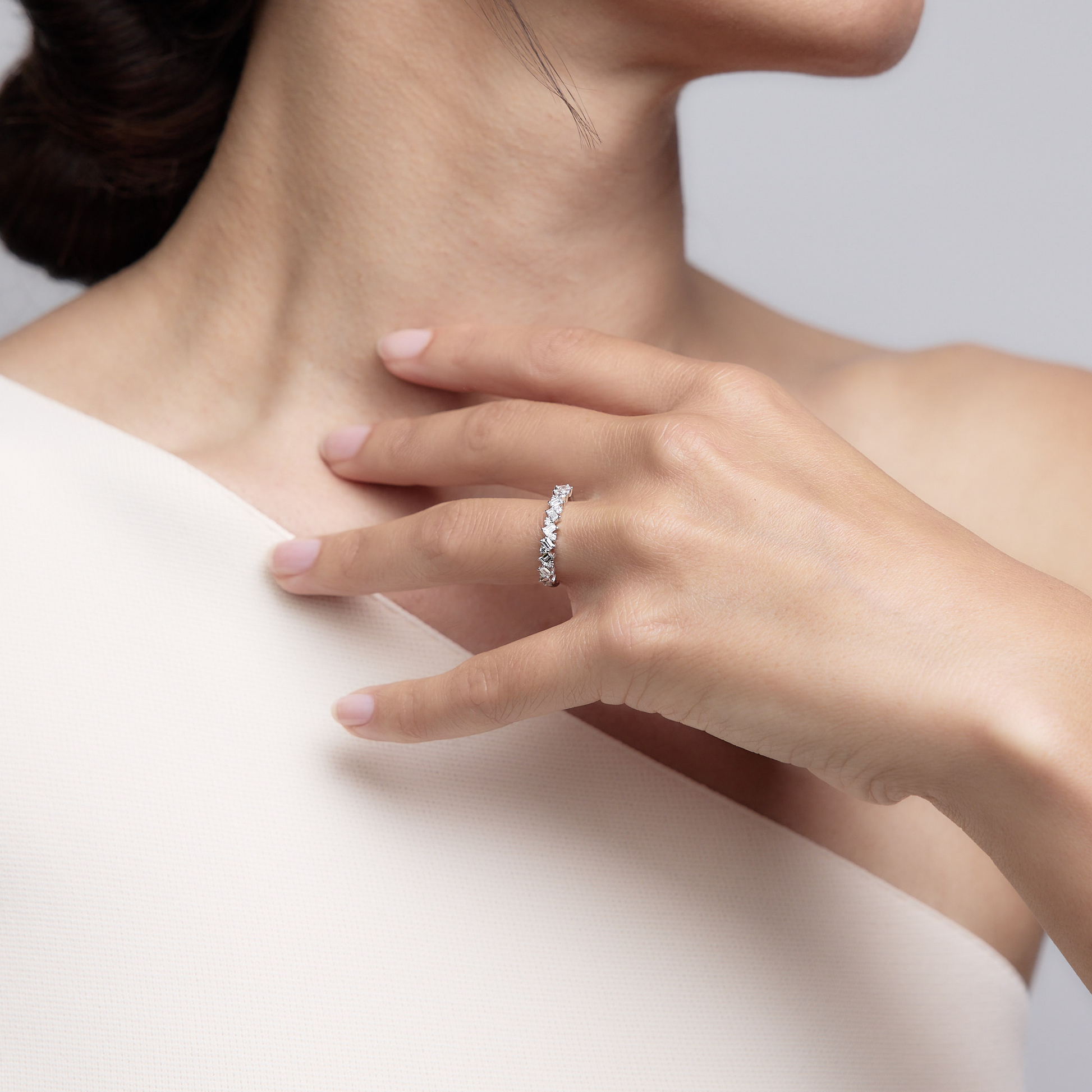 Woman wearing the Oliver Heemeyer Peggy Diamond Ring made of 18k white gold.