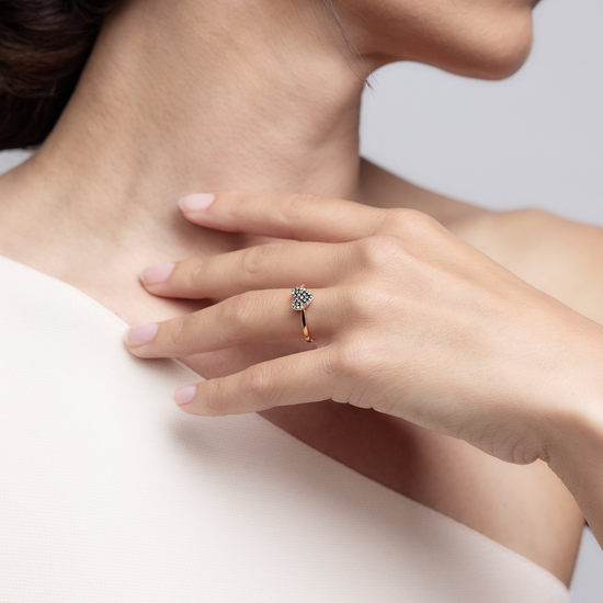Woman wearing the Oliver Heemeyer Heart Diamond Ring made of 18k rose gold