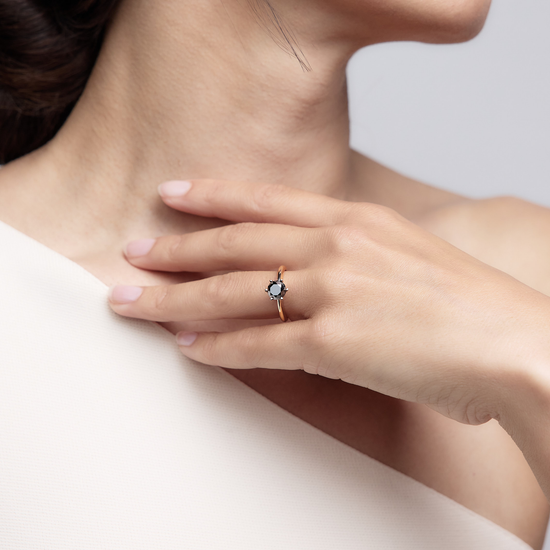 Woman wearing the Oliver Heemeyer 1967® Black Solitaire Diamond Ring made of 18k rose gold.