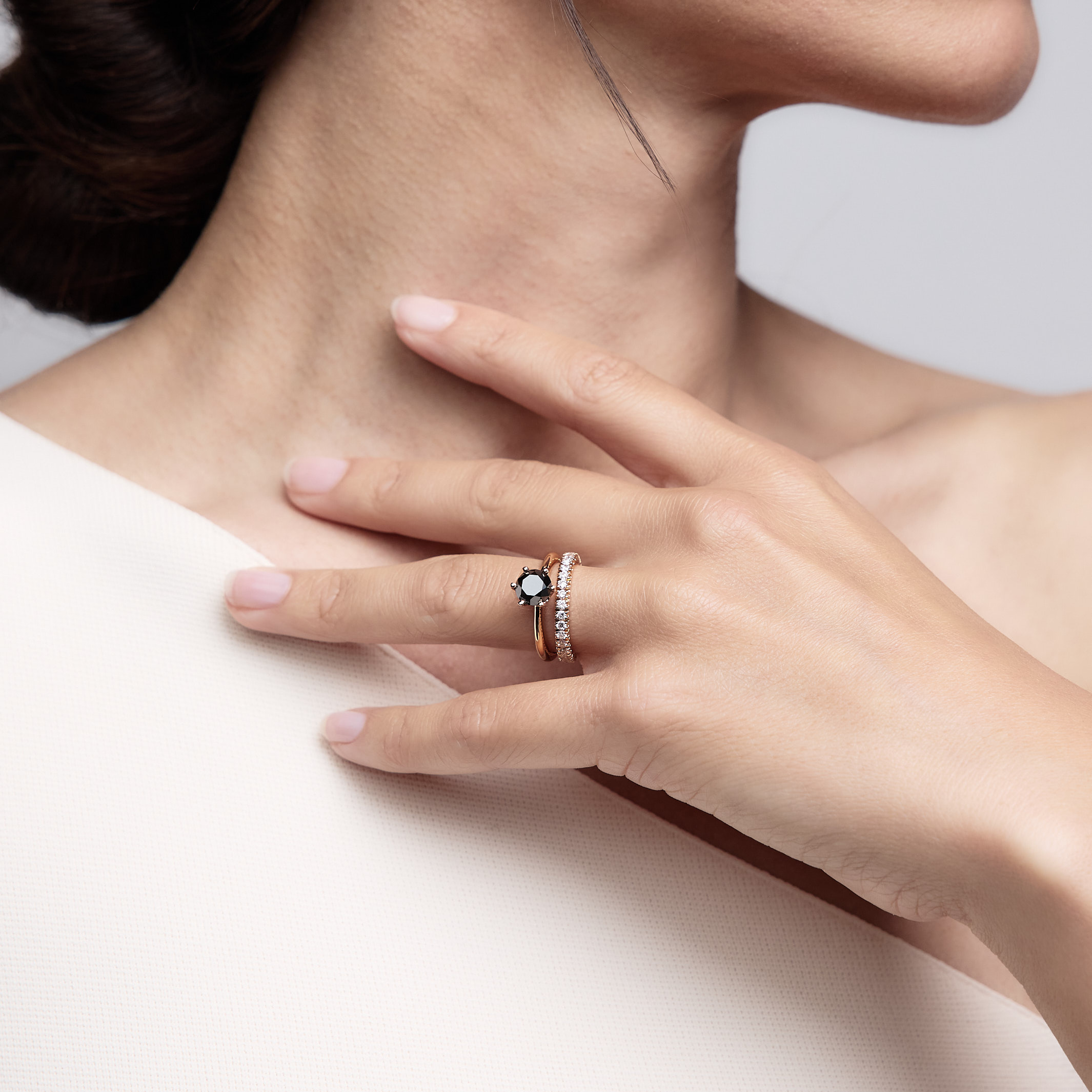 Woman wearing the Holly Eternity Diamond Ring FC No. 2 made of 18k rose gold.