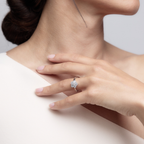 Woman wearing the Oliver Heemeyer Alemandro Diamond Ring 5 made of 18k white gold.