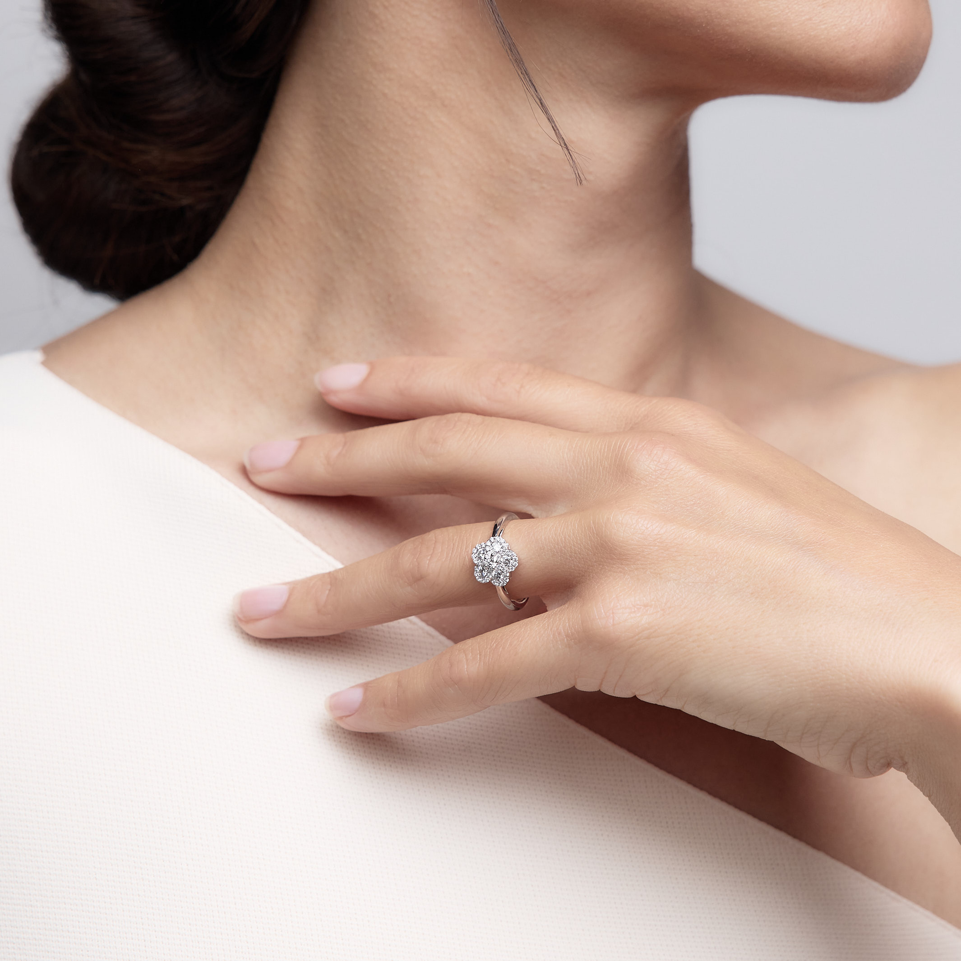 Woman wearing the Oliver Heemeyer Alemandro Diamond Ring 5 made of 18k white gold.