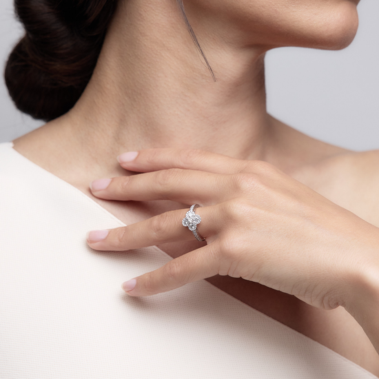 Woman wearing the Oliver Heemeyer Alemandro diamond ring 4 made of 18 white gold.