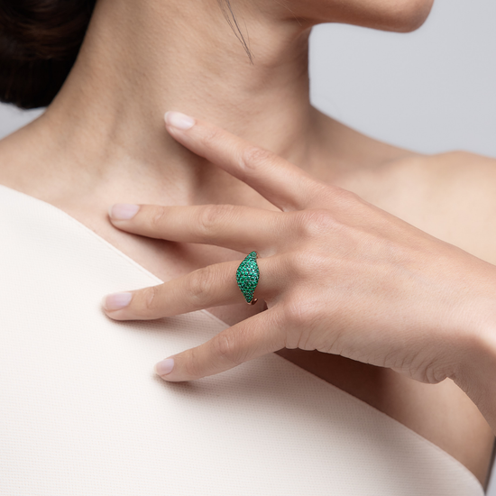 Woman wearing the Oliver Heemeyer Cavalier Emerald ring made of 18k white gold.