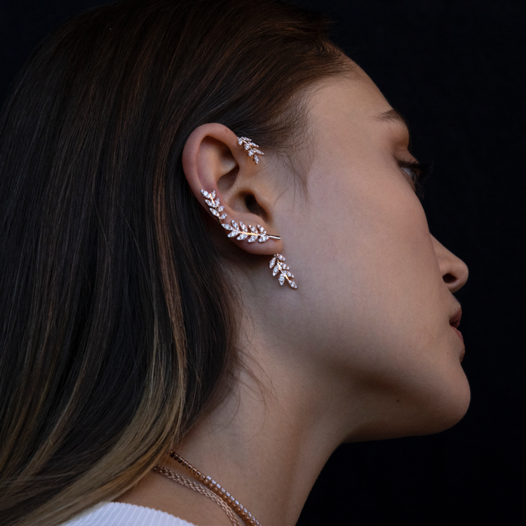 Woman wearing the Oliver Heemeyer Acacia diamond ear cuff made of 18k rose gold. Different perspective.