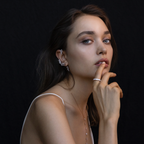 Woman wearing the Oliver Heemeyer Acacia diamond ear cuff made of 18k rose gold.