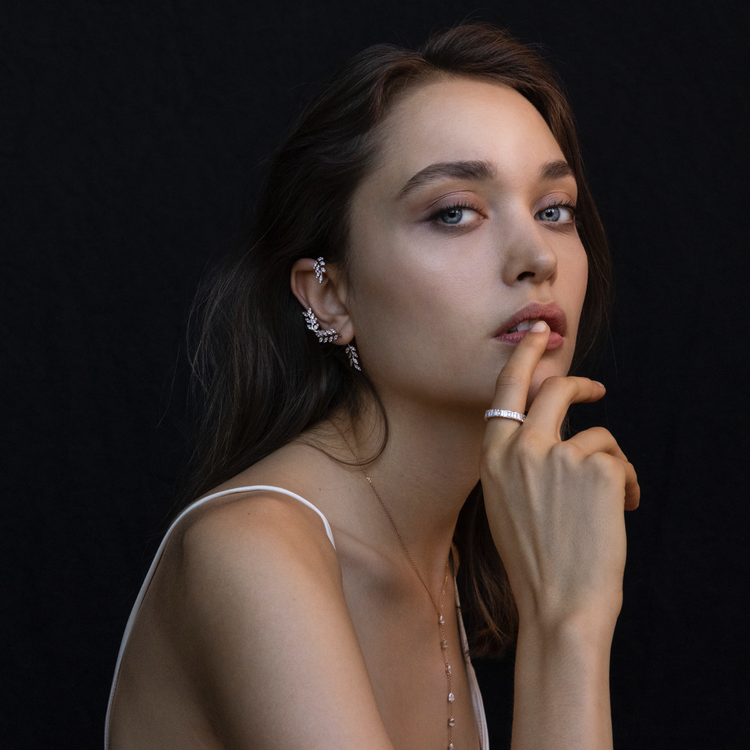 Woman wearing the Oliver Heemeyer Acacia diamond ear cuff made of 18k rose gold.