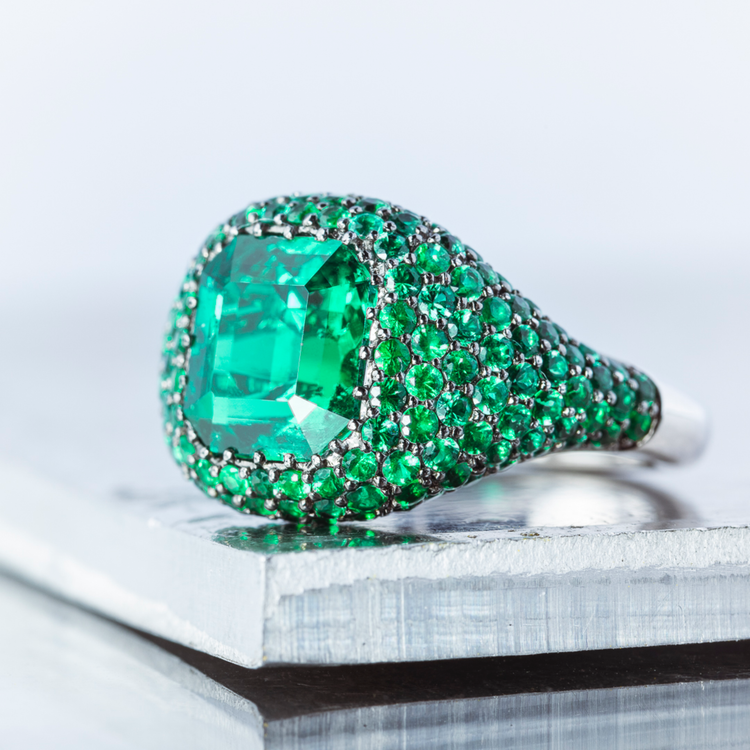 Oliver Heemeyer Green Fire Emerald Ring made of 18k white gold. Different perspective.