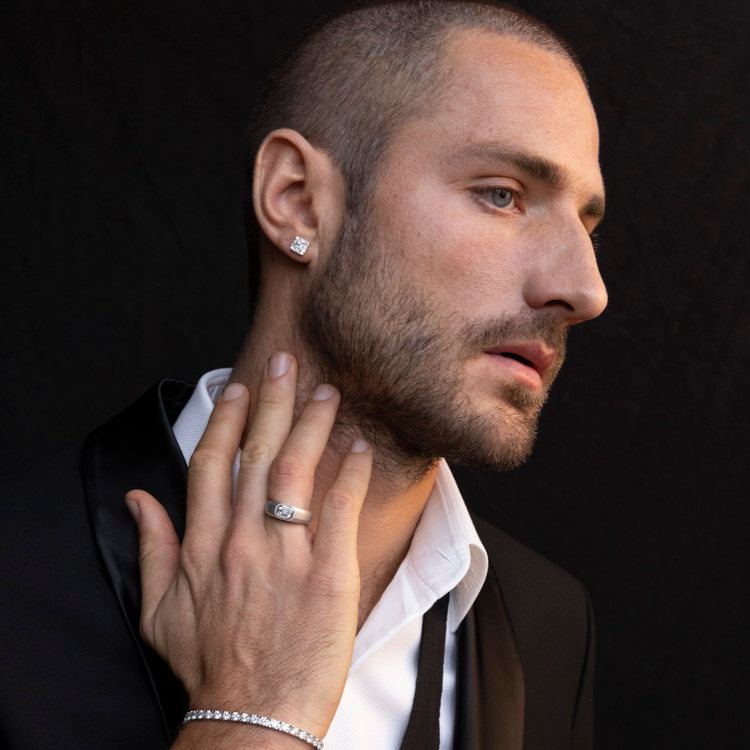 Mean wearing the Oliver Heemeyer Mael men´s diamond ring made of 18k rose gold. Different perspective.