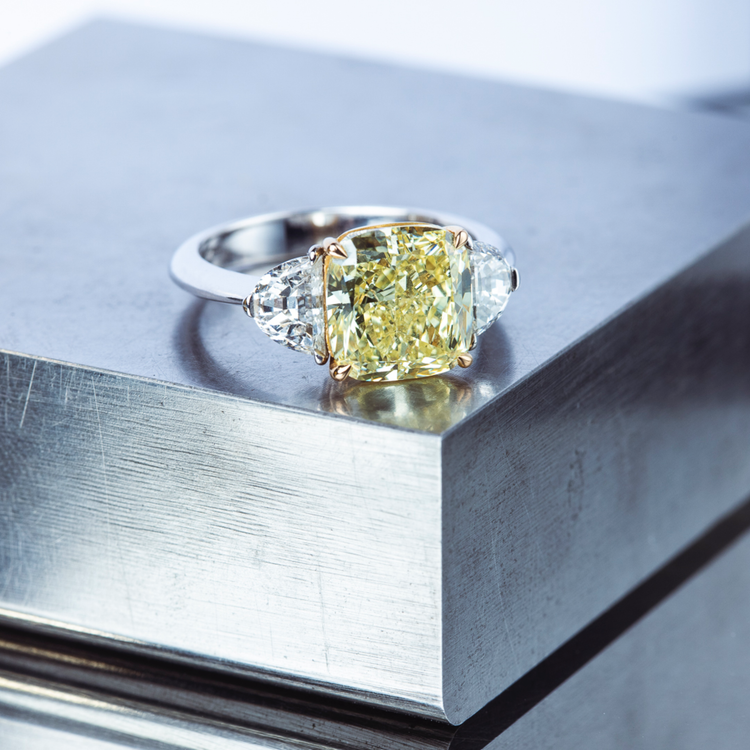 Oliver Heemeyer Helios Fancy Yellow Diamond Ring made of 18k white gold. Different perspective.