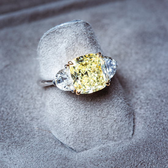 Oliver Heemeyer Helios Fancy Yellow Diamond Ring made of 18k white gold. Different perspective 5.