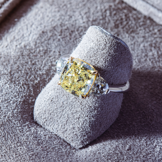 Oliver Heemeyer Helios Fancy Yellow Diamond Ring made of 18k white gold. Different perspective 4.