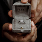 Carrie features 31 sparkling diamonds and is handcrafted of 18k white gold. An OH jewellery piece made with love and the highest attentions to detail.
