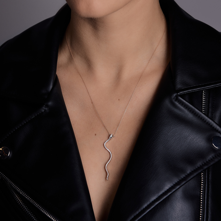Woman wearing the Oliver Heemeyer Snake diamond necklace made of 18k rose gold.